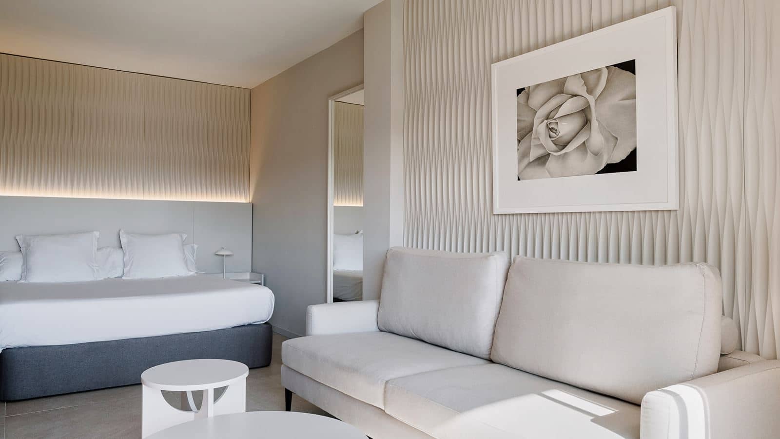 rooms-s4b-two-bedroom-suite-balcony-or-terrace