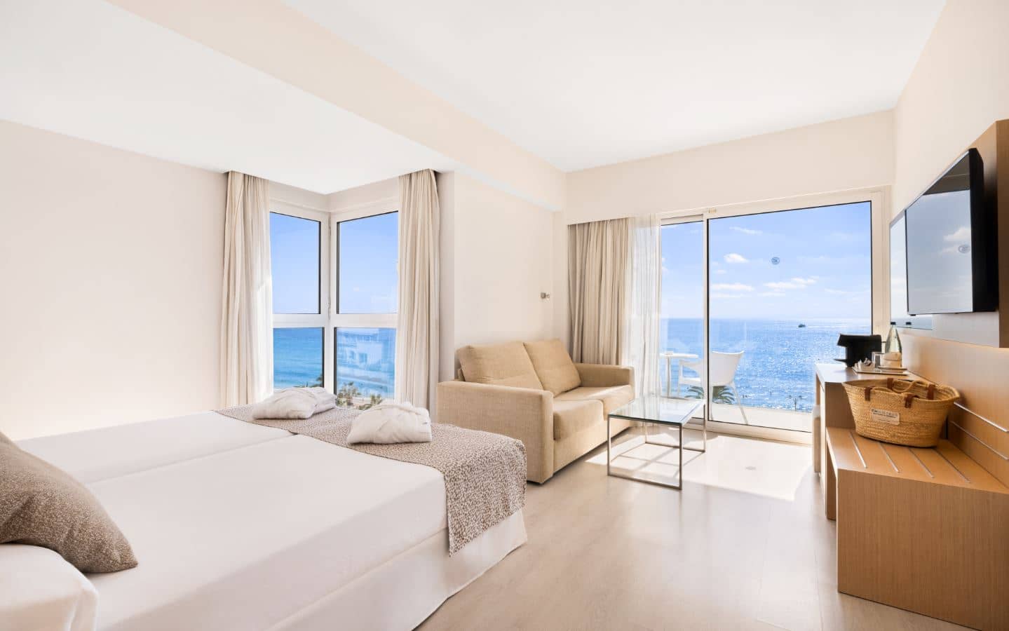 rooms-junior-suite-sea-view-balcony-or-terrace