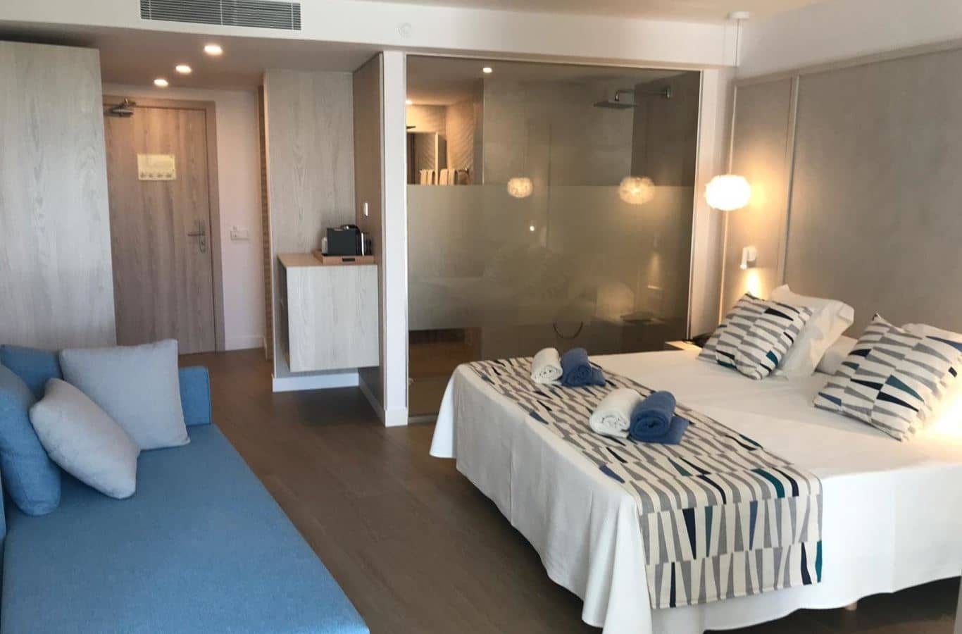 rooms-double-superior-mainbuilding-double-balcony-or-terrace