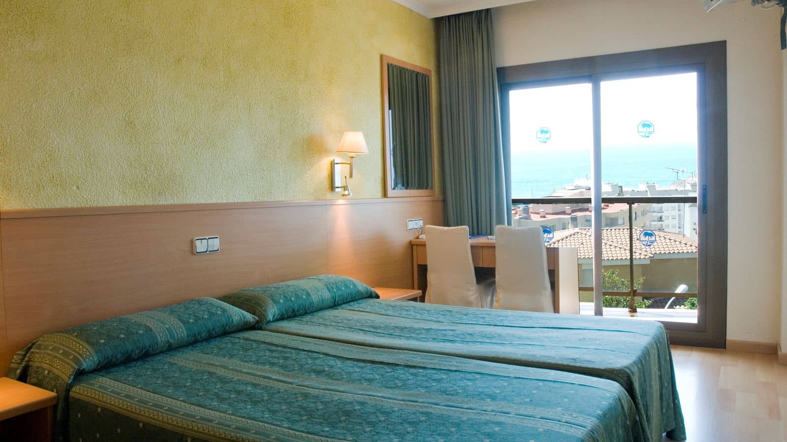rooms-room-doble-balcony-or-terrace