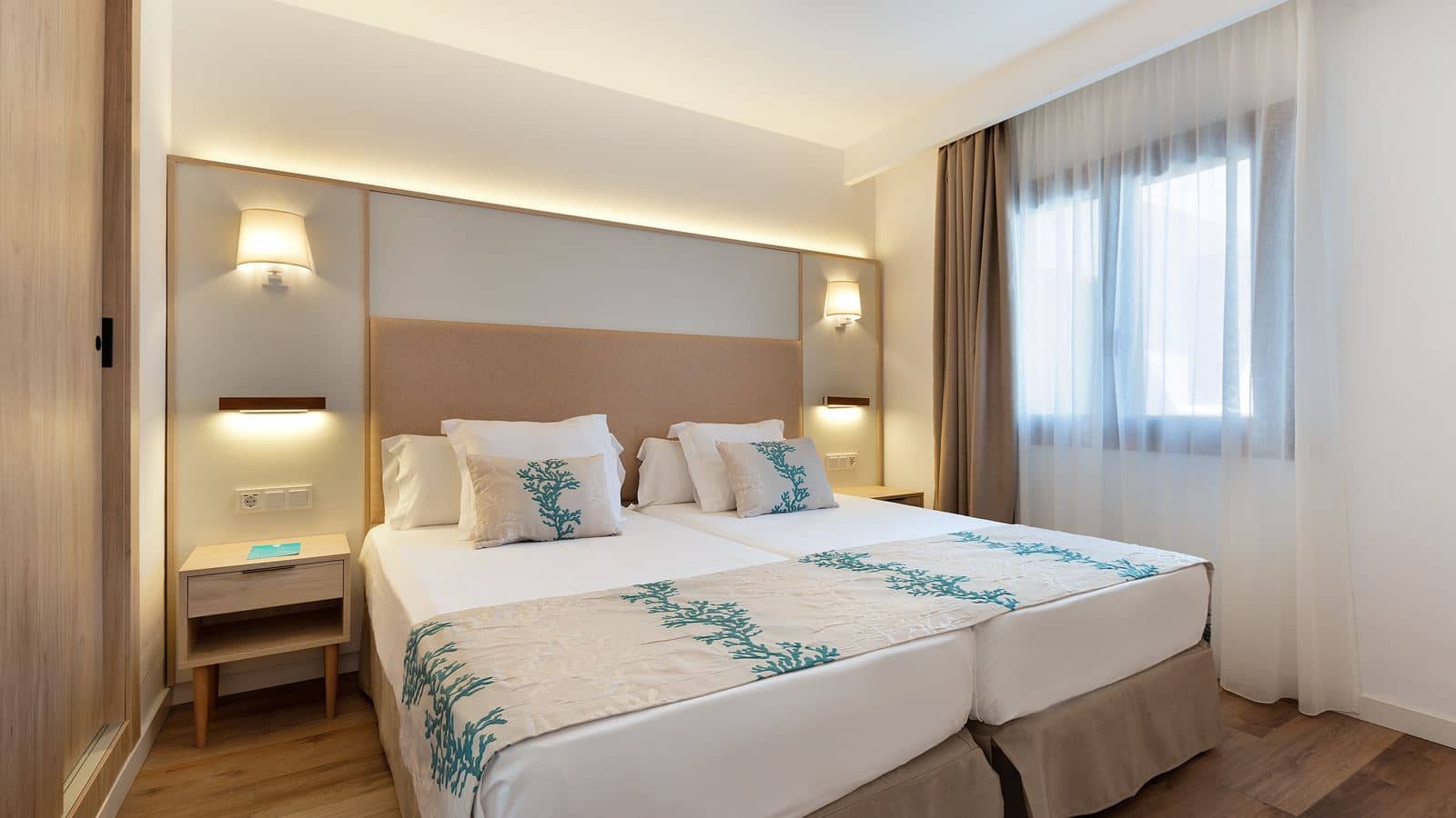 rooms-1-bedroom-suite-balcony-or-terrace