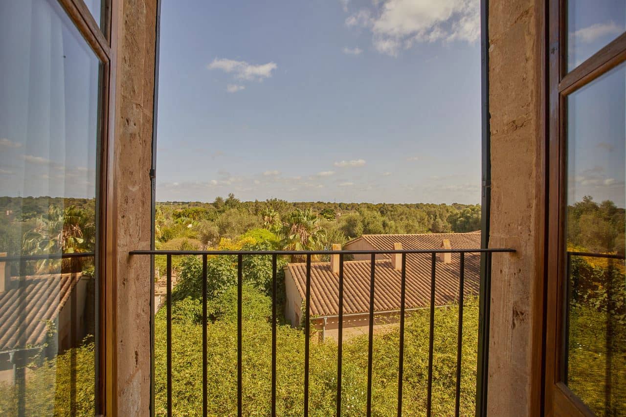 rooms-tramuntana-deluxe-room-with-french-balcony