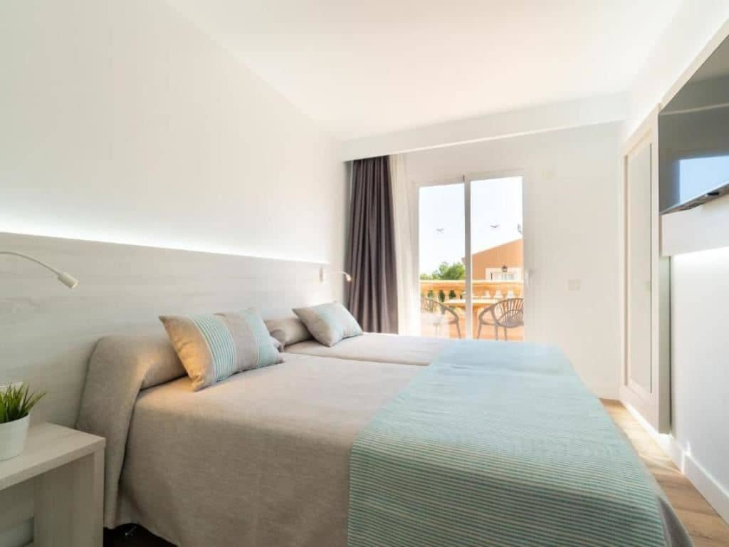 rooms-apartment-premium-pool-view-balcony-or-terrace
