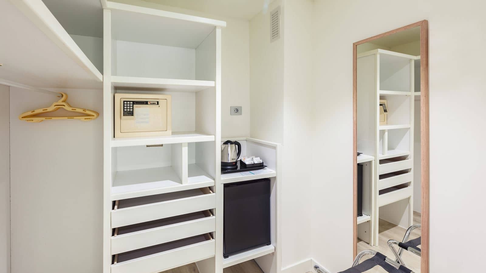 rooms-dfa-family-room-balcony