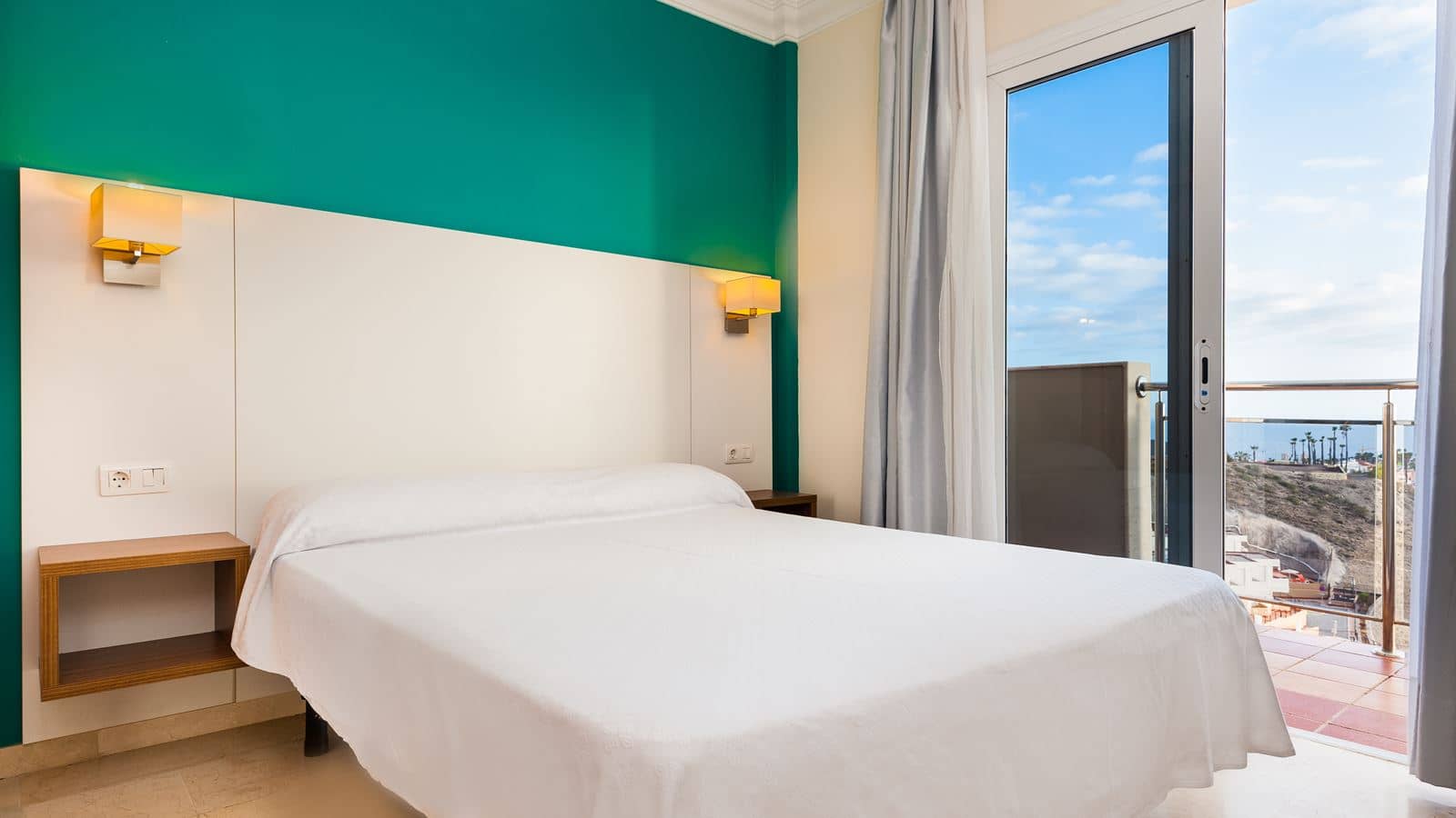 rooms-3-bedroom-standard-apartment-balcony-or-terrace