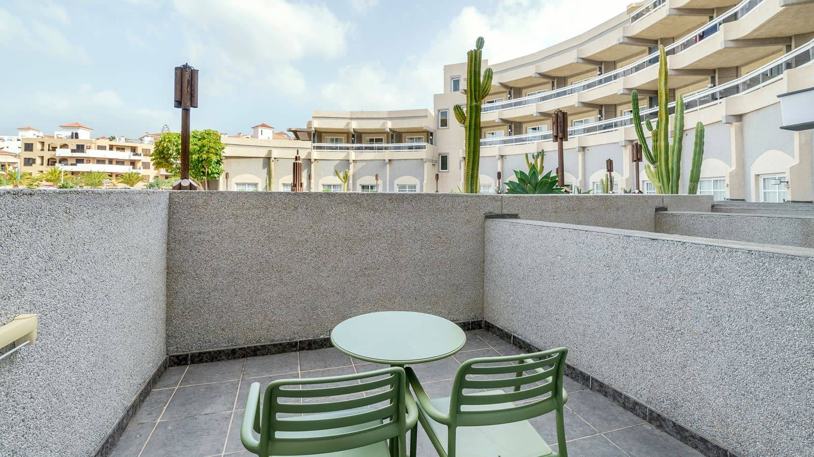 rooms-basic-room-pool-view