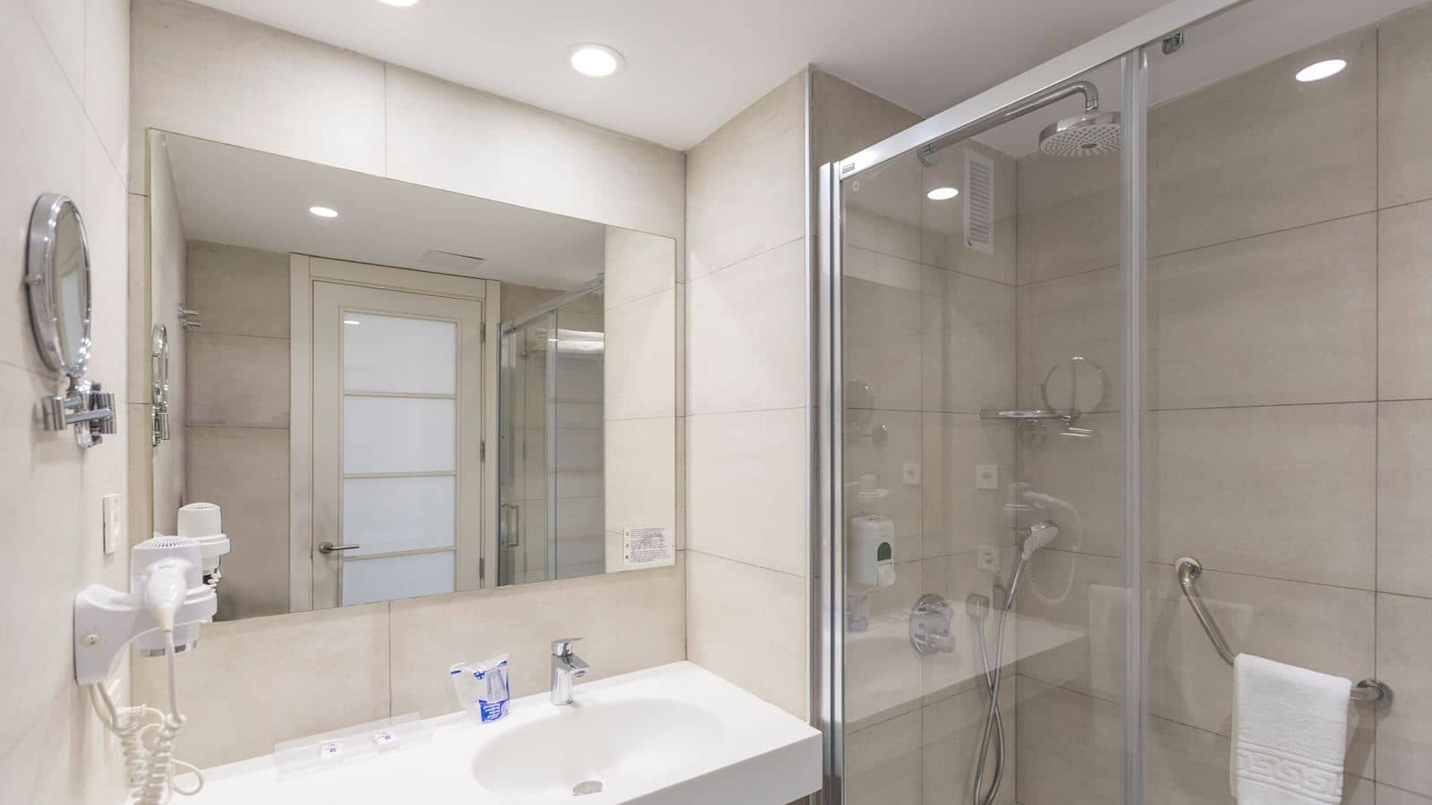 rooms-standard-1-bedroom-apartment-with-balcony-apr