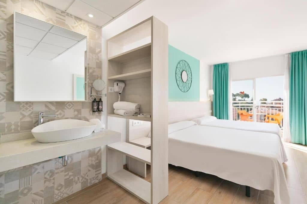 rooms-double-pool-view