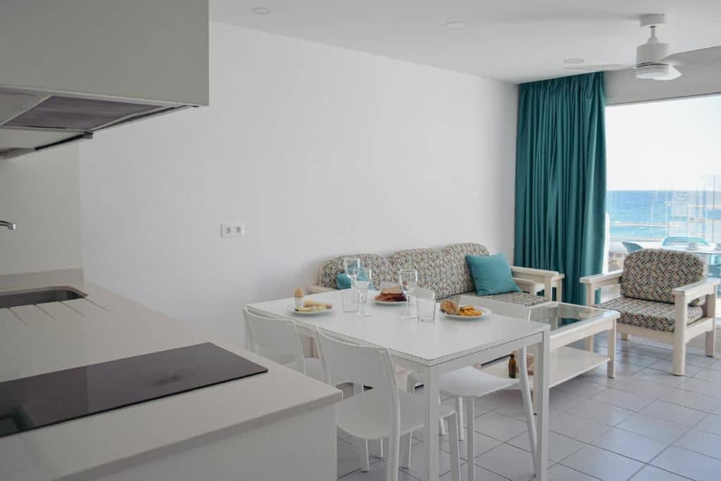 rooms-1-bedroom-standard-apartment-balcony-or-terrace
