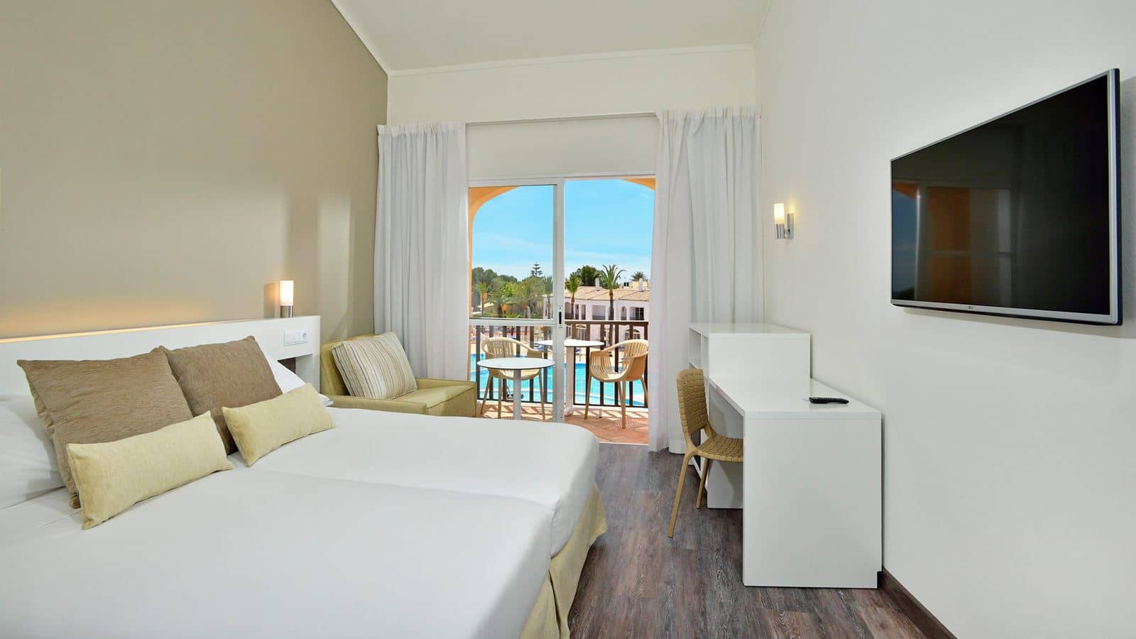 rooms-double-room-pool-view