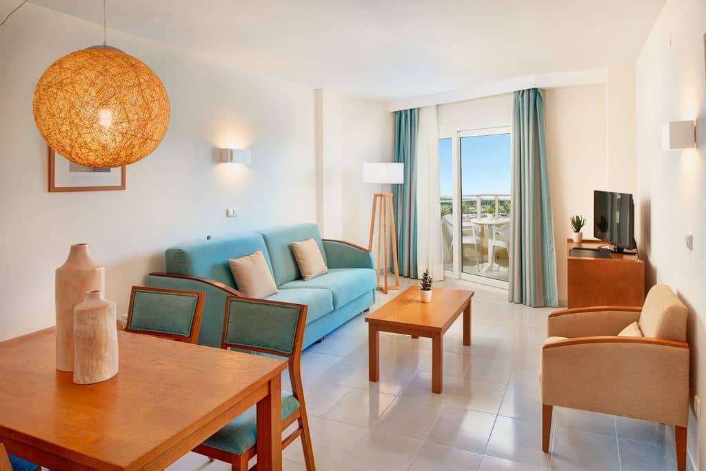 rooms-apartment-1-bedroom-balcony