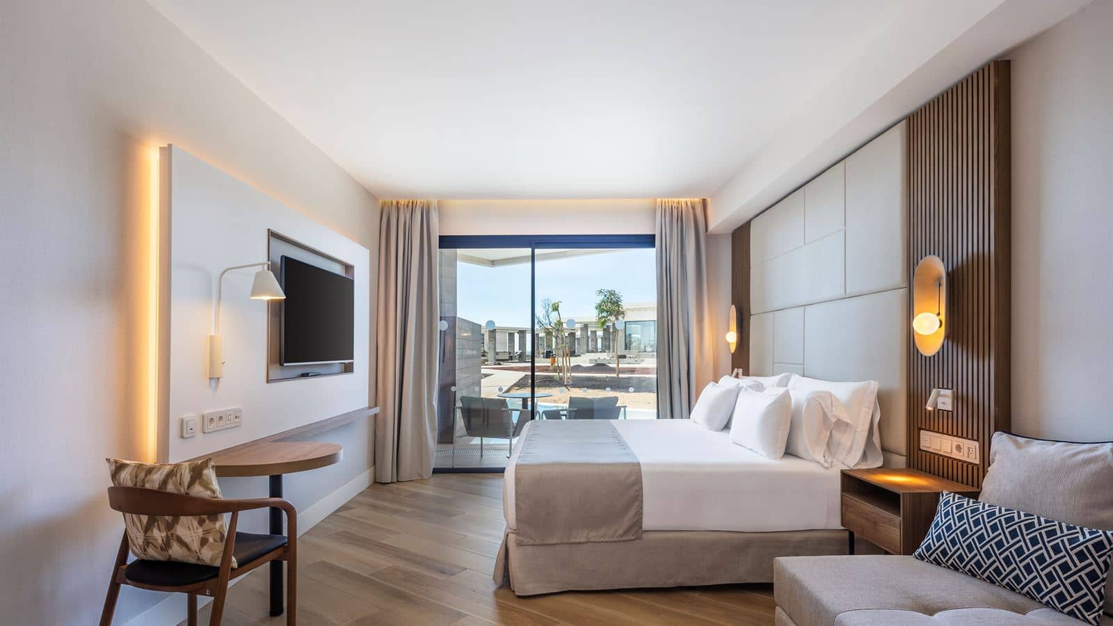 rooms-deluxe-room-balcony-or-terrace