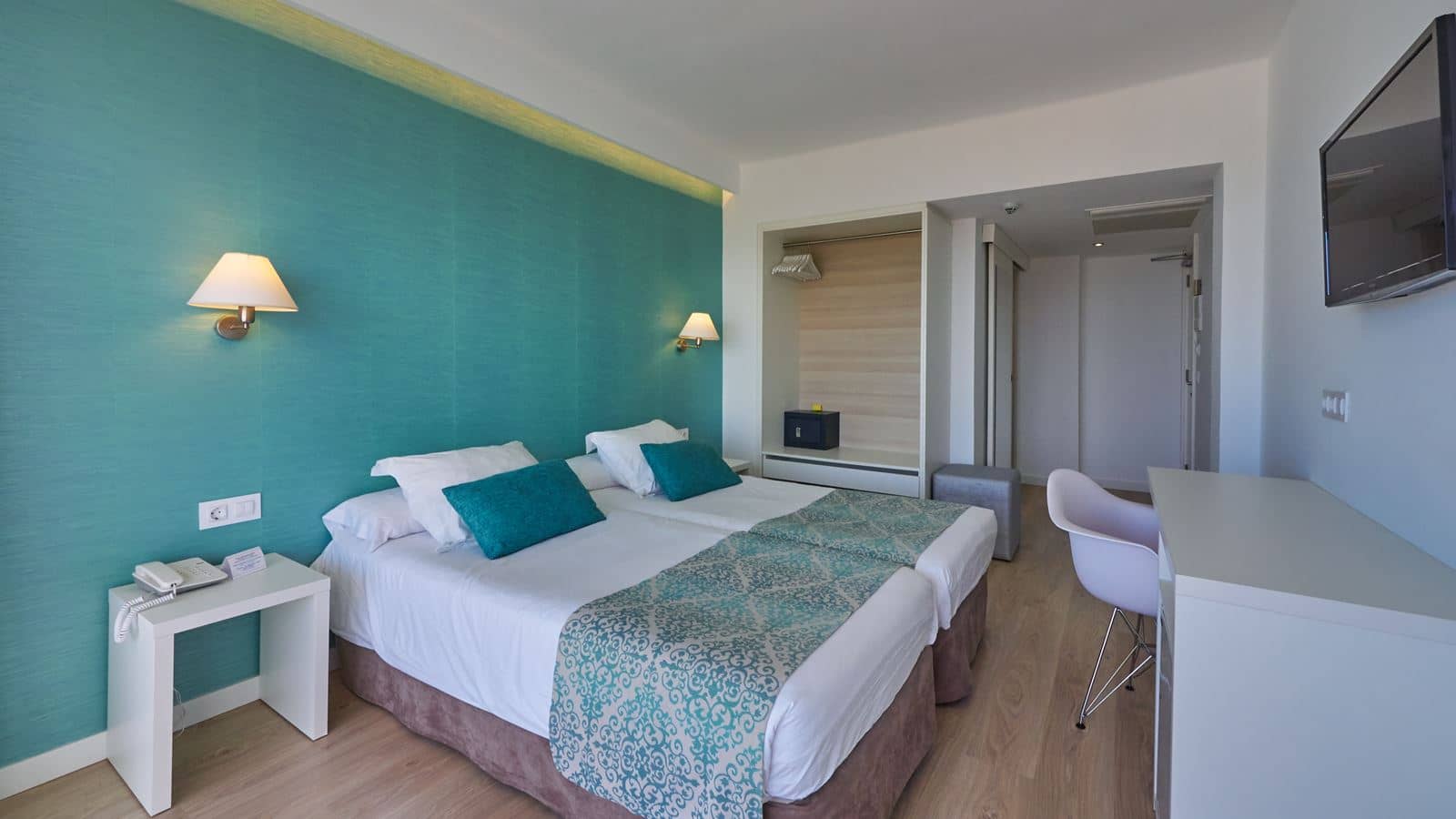 rooms-double-twin-room-balcony-or-terrace