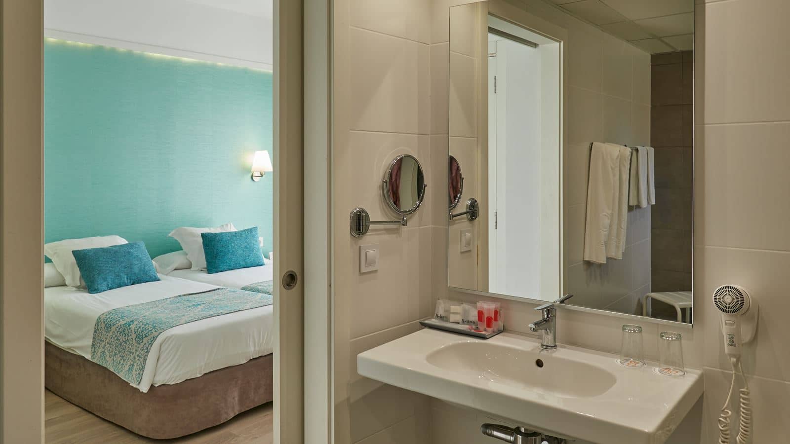 rooms-double-twin-room-balcony-or-terrace