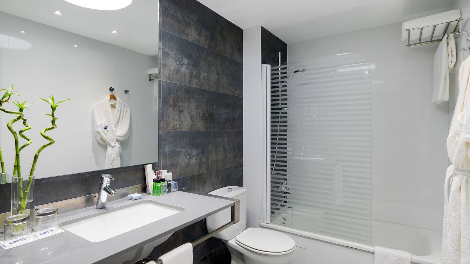 rooms-standard-suite-balcony-or-terrace