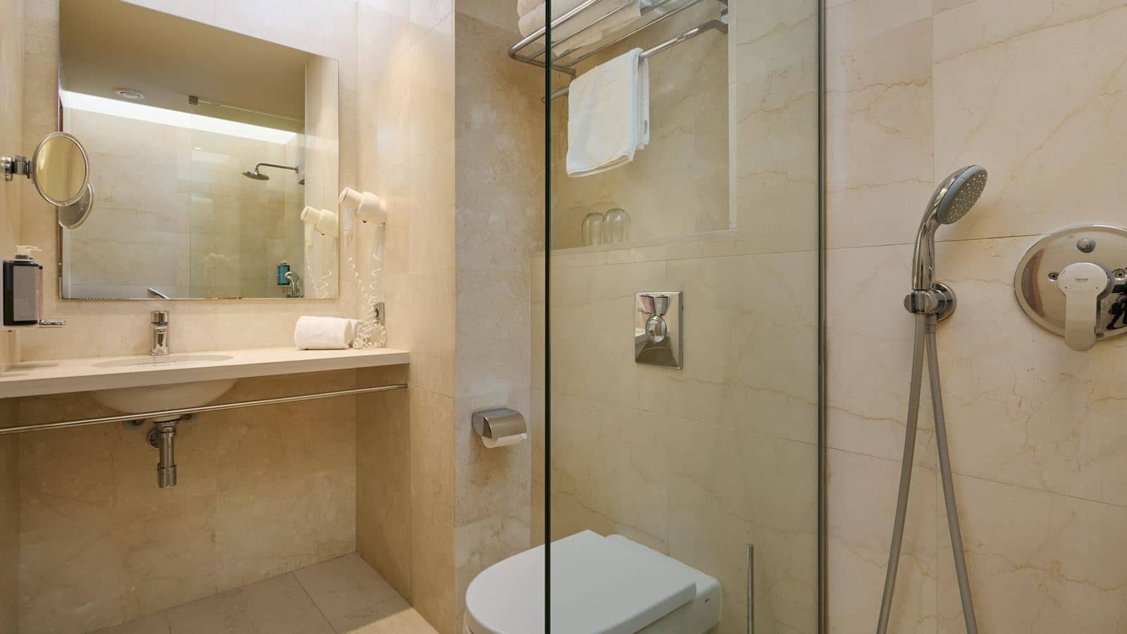 rooms-double-standard-with-balcony-pool-view