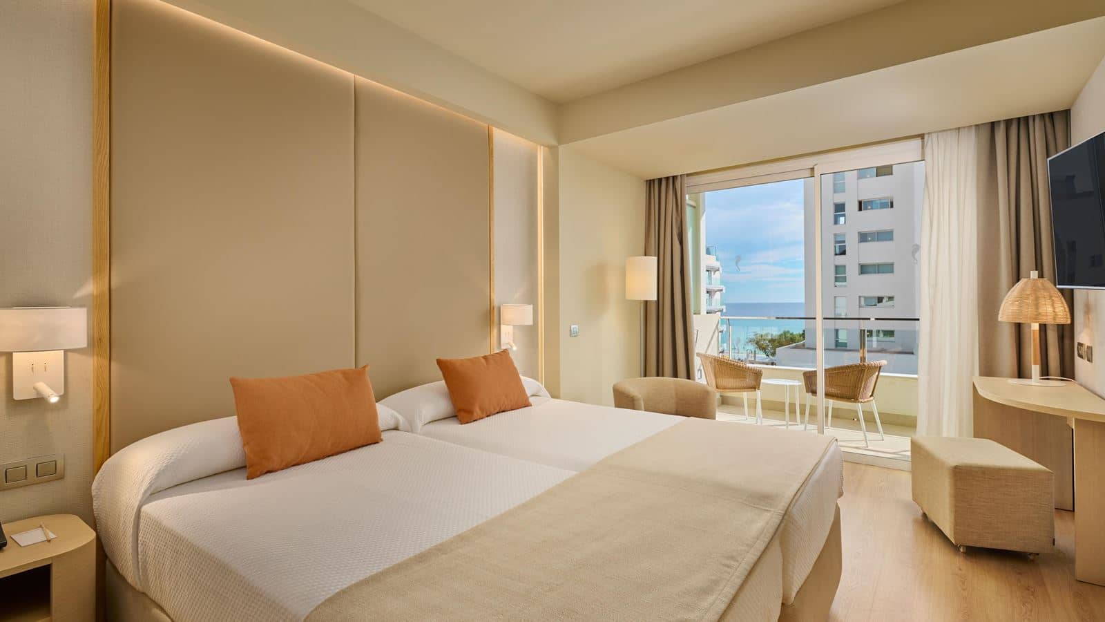rooms-double-standard-with-balcony-pool-view