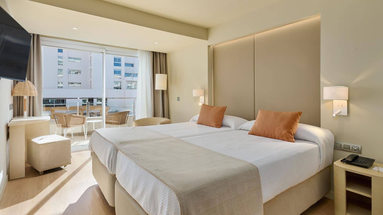 rooms-double-standard-with-balcony-pool-view