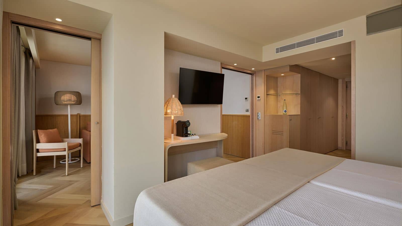 rooms-suite-pool-view