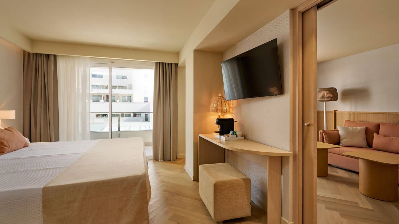 rooms-suite-pool-view