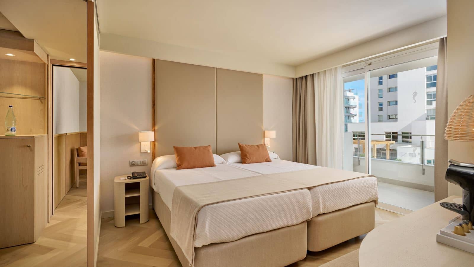 rooms-suite-pool-view