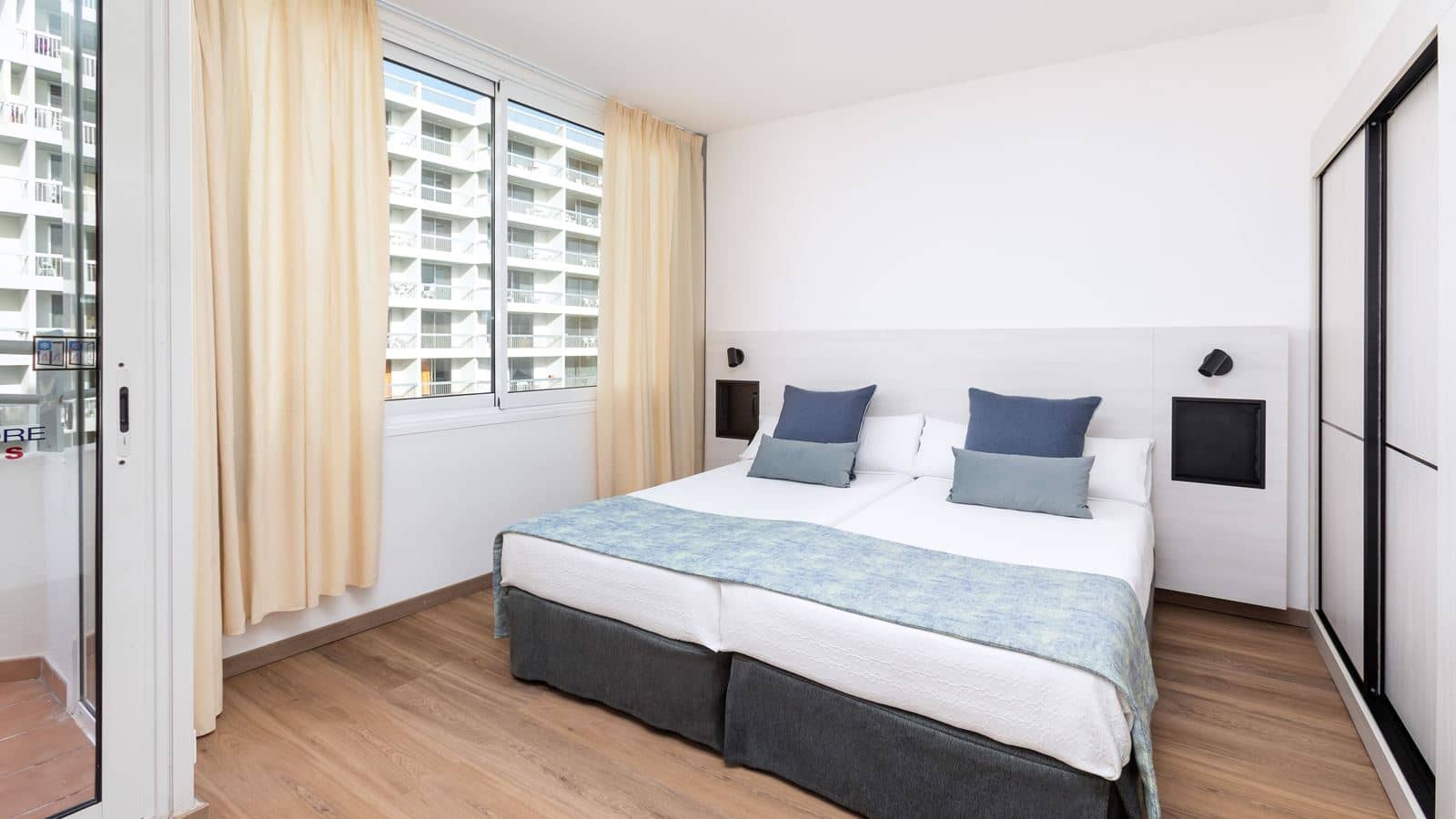 rooms-family-room-with-seperate-lounge-balcony-or-terrace