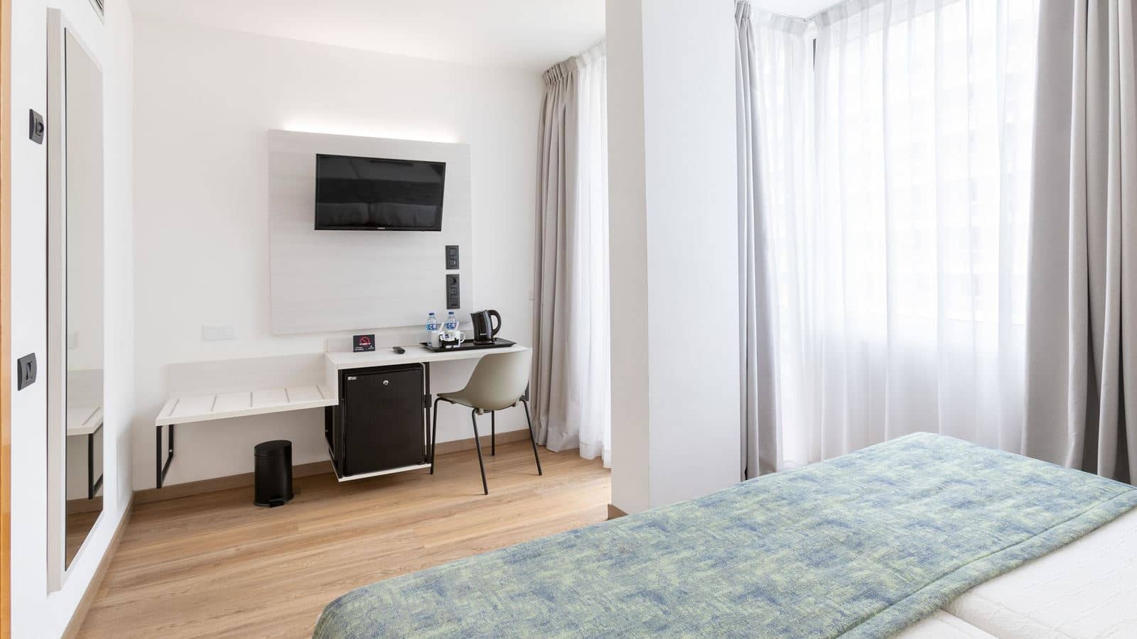 rooms-family-room-with-seperate-lounge-balcony-or-terrace