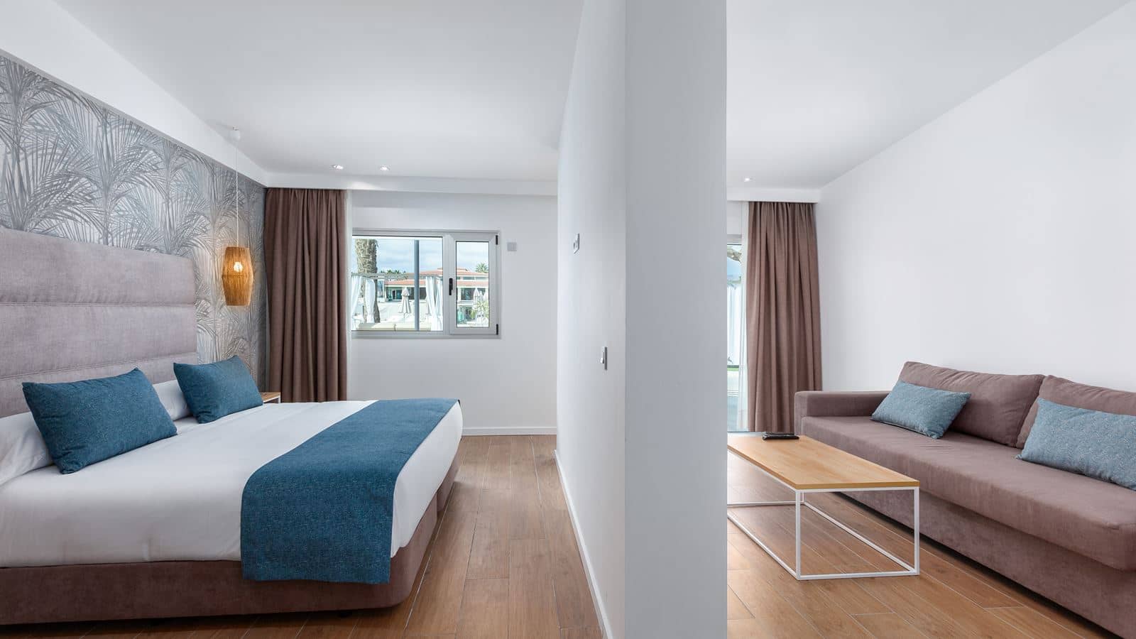 rooms-fas-family-suite-with-pool-view-and-terrace