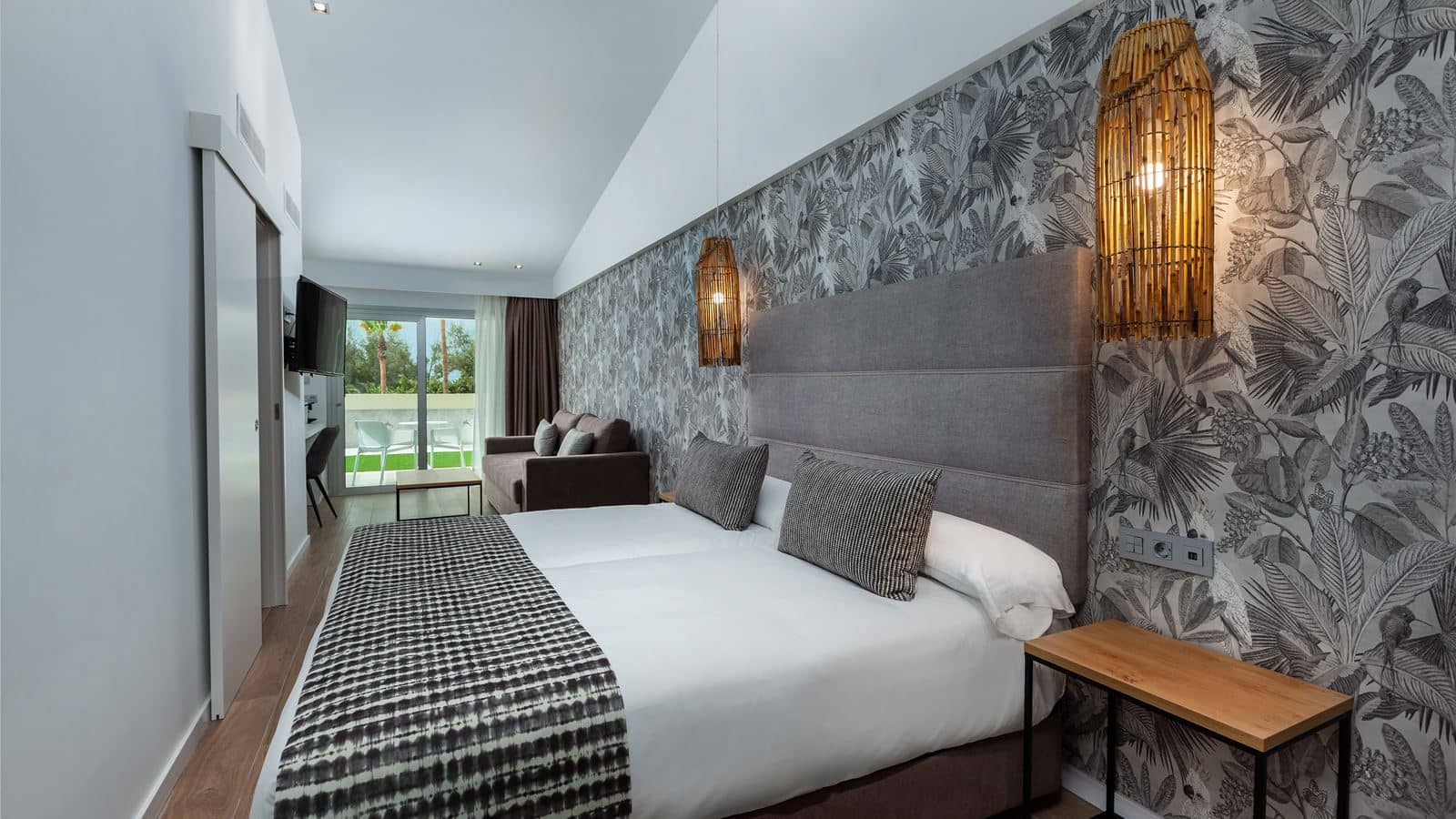 rooms-jus-junior-suite-with-pool-view-and-terrace