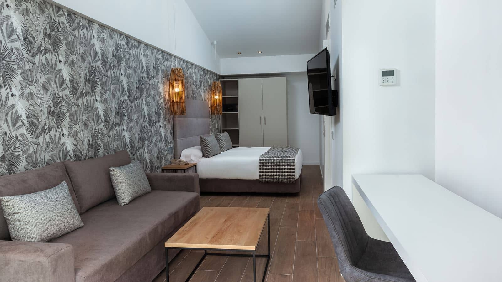 rooms-jus-junior-suite-with-pool-view-and-terrace