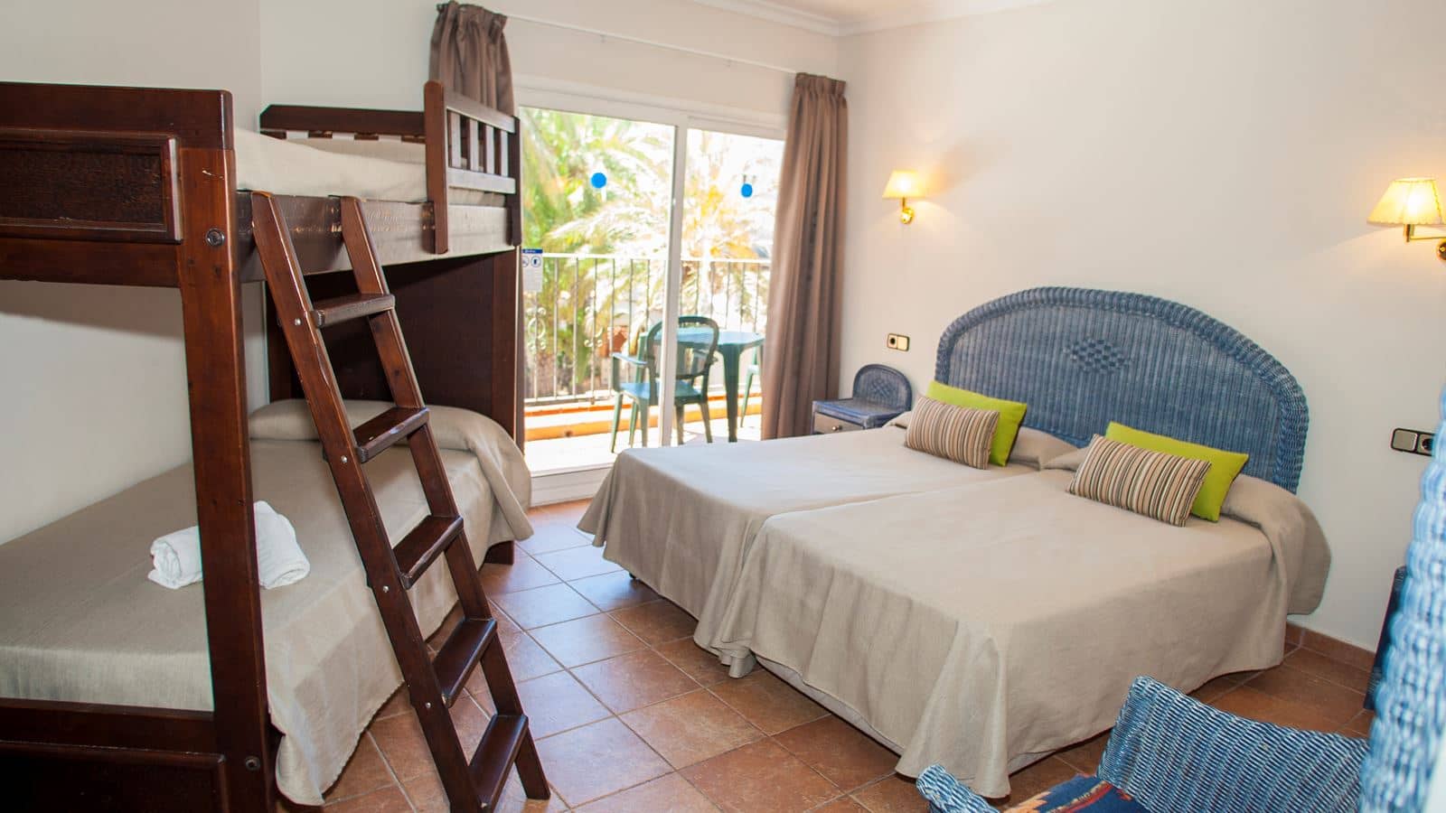 rooms-quadruple-room