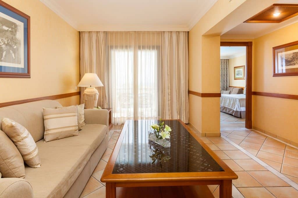 rooms-twin-double-superior-pool-view-balcony