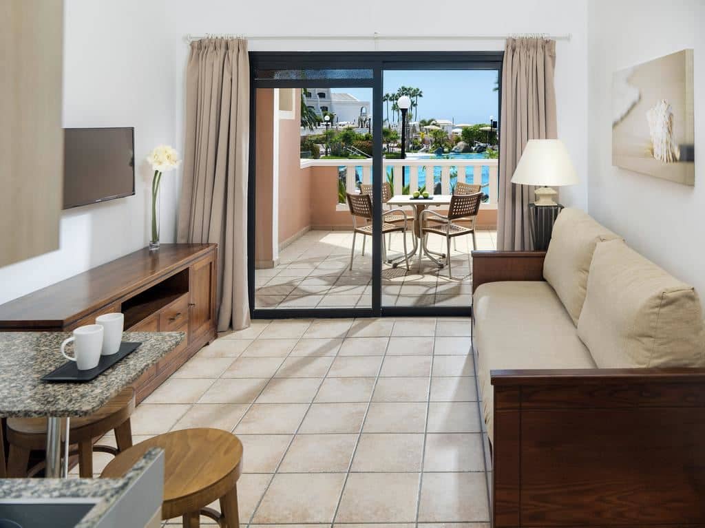 rooms-studio-pool-view