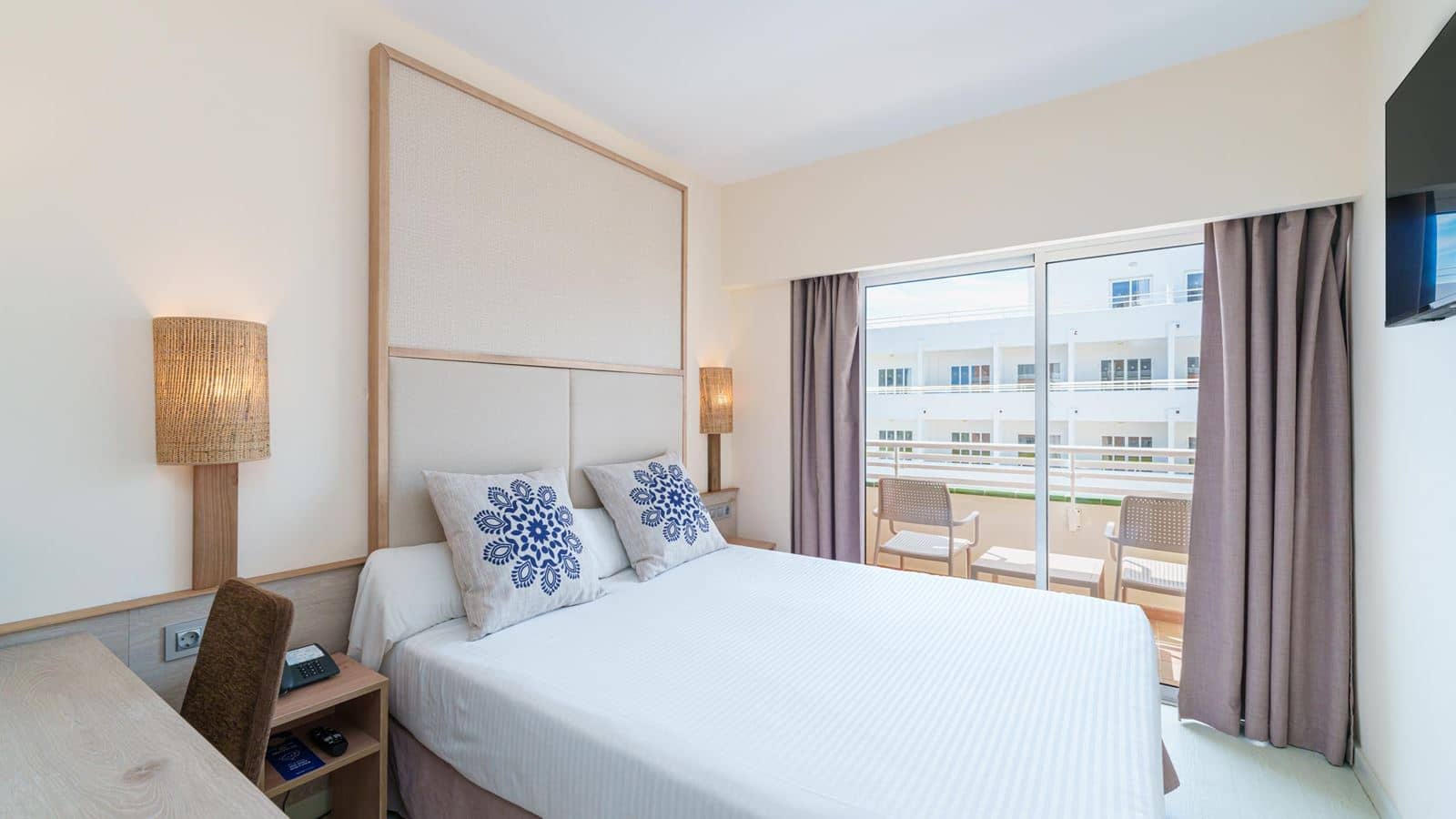 rooms-double-single-use-pool-view