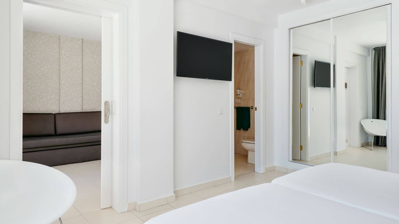 rooms-family-room-pool-view