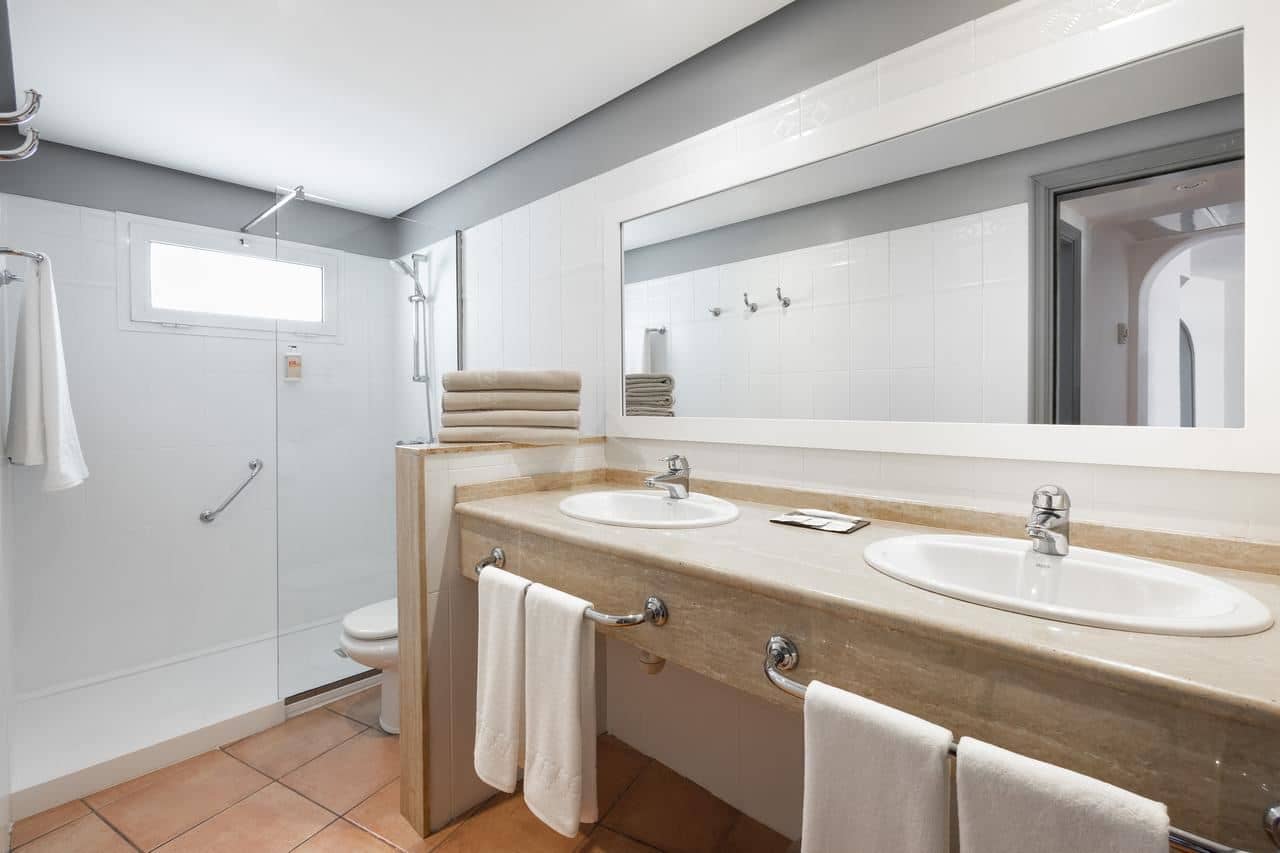 rooms-apartment-two-bedrooms-with-terrace