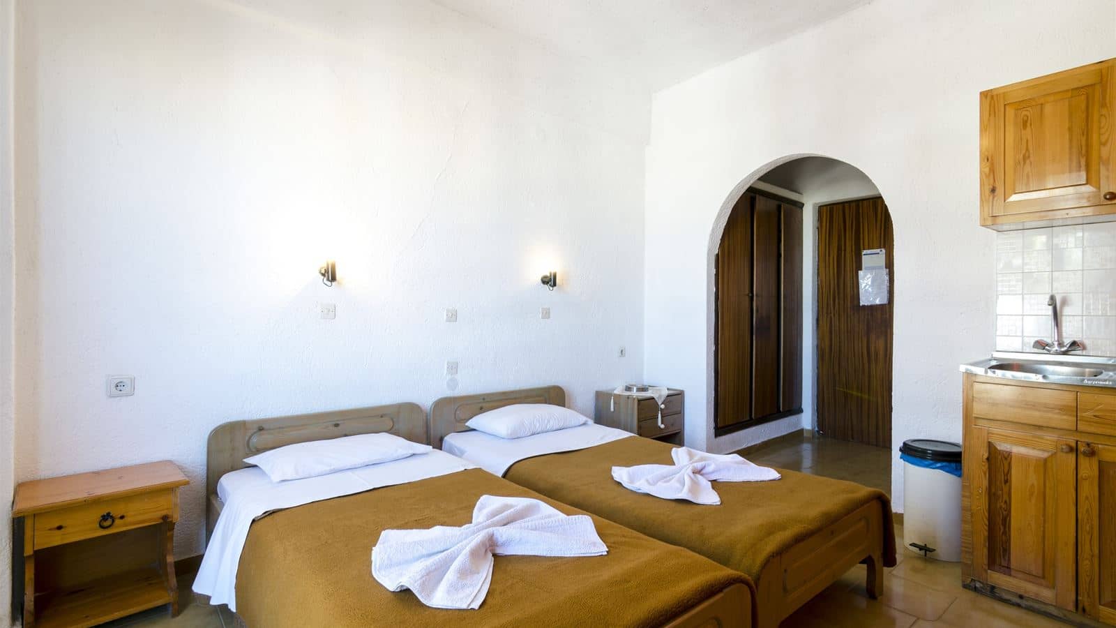 rooms-studio-balcony-or-terrace