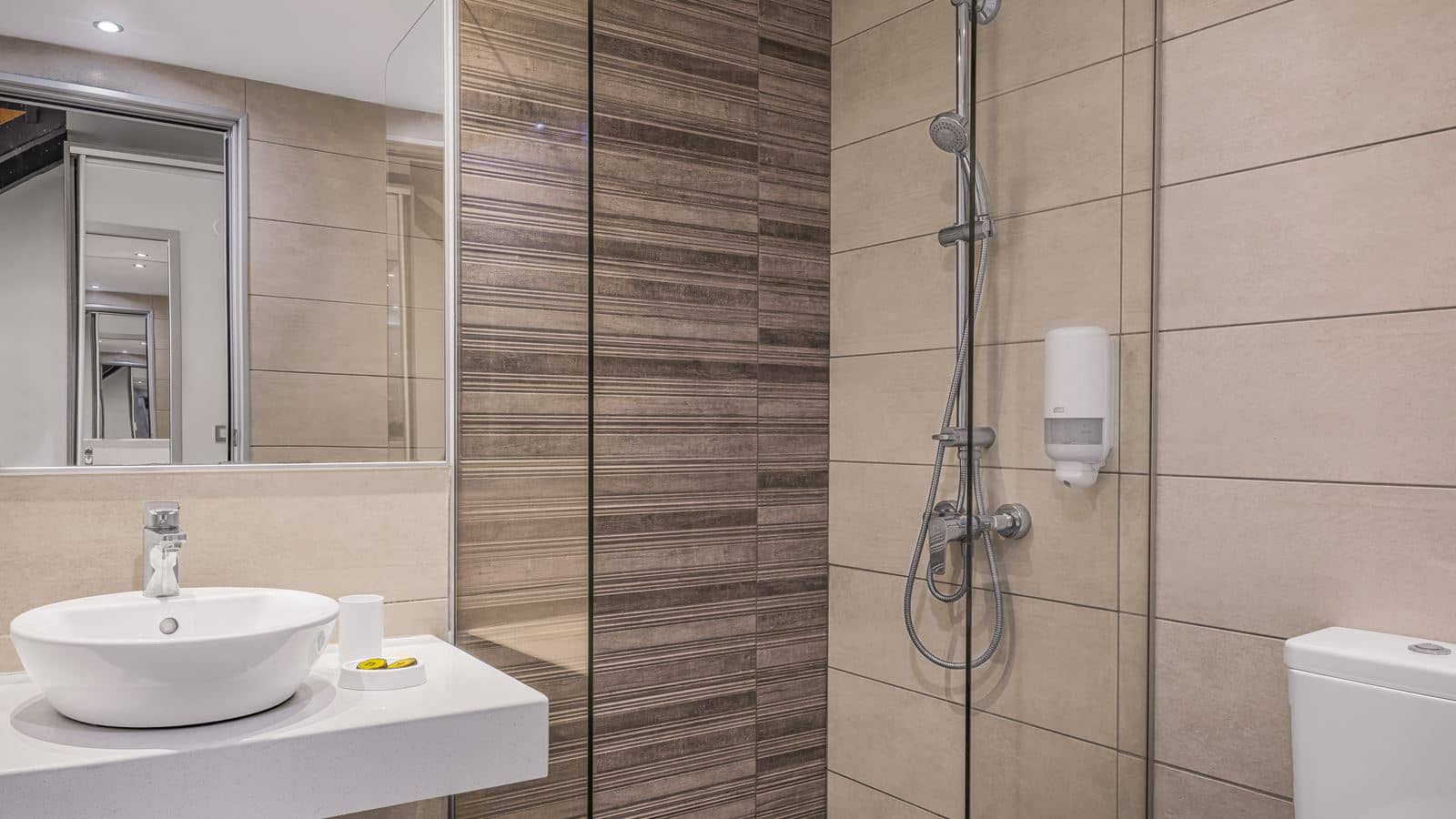 rooms-family-sharing-pool-room