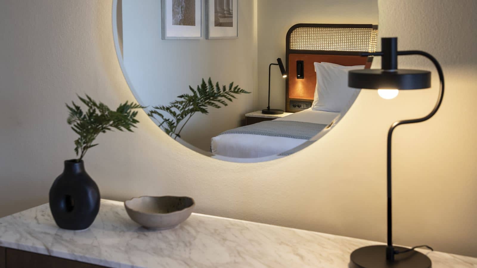 rooms-deluxe-double-inland-view-with-partition-and-seating-area