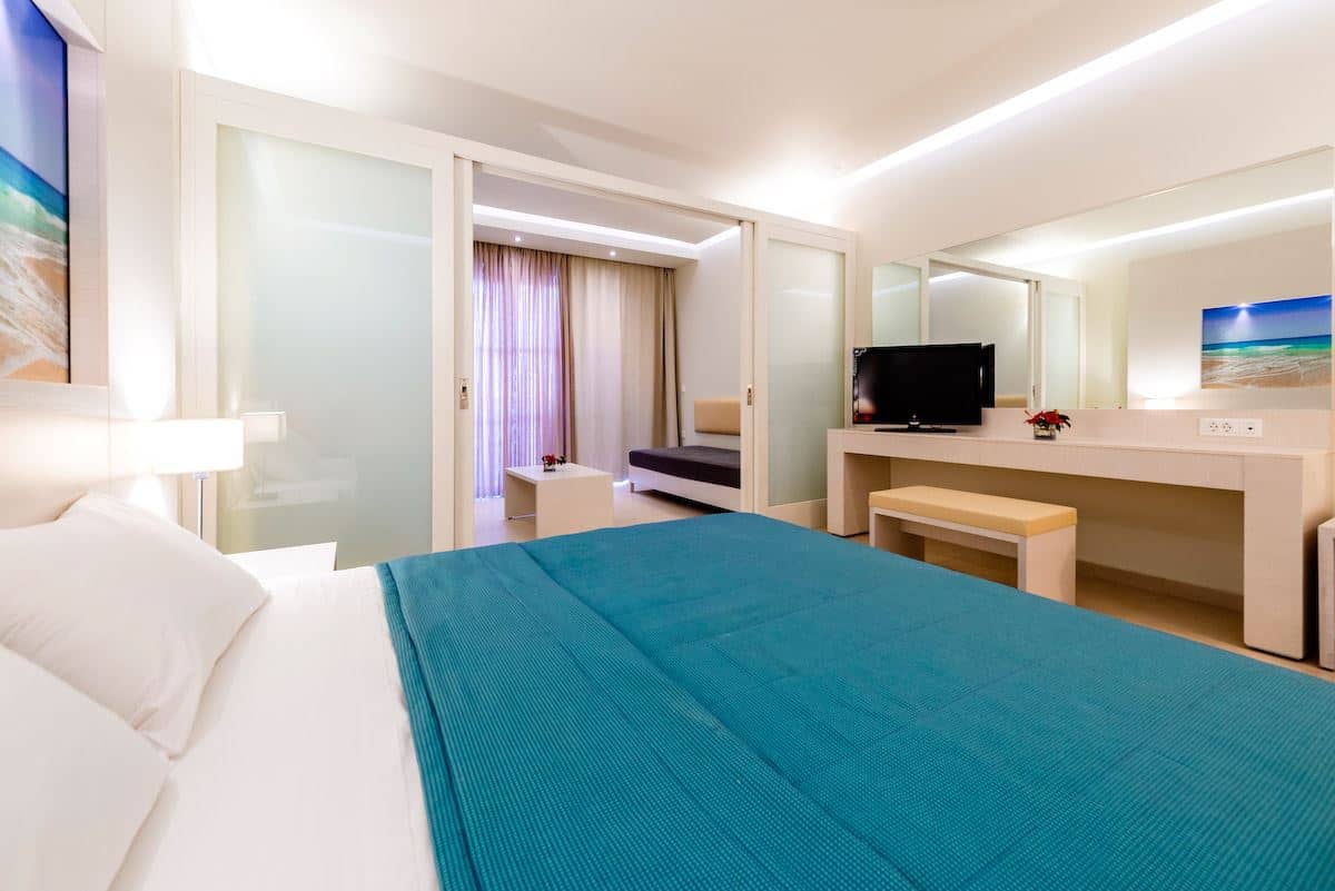 rooms-suite-1-bedroom-sea-view-balcony