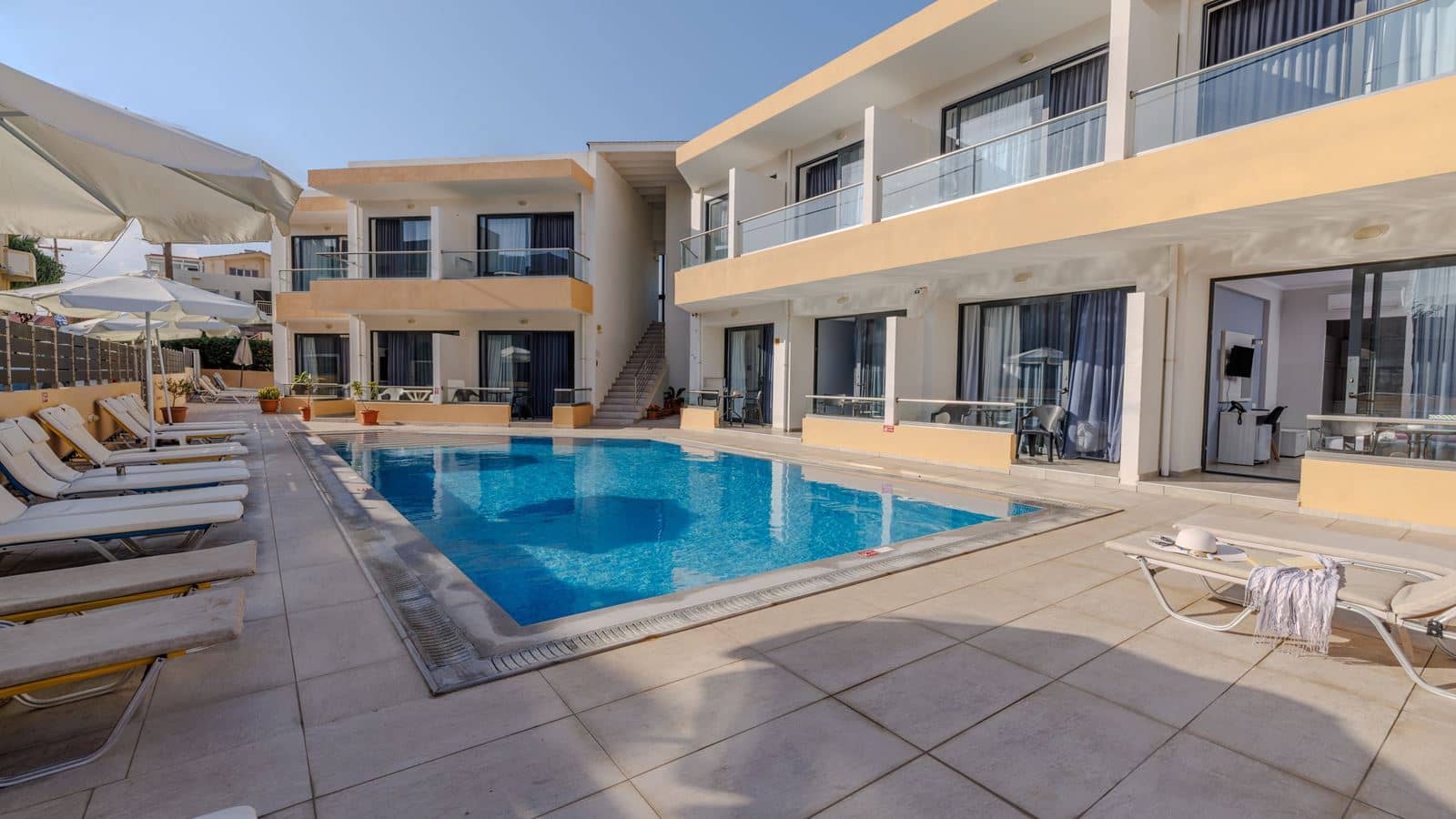 rooms-triple-room-pool-front