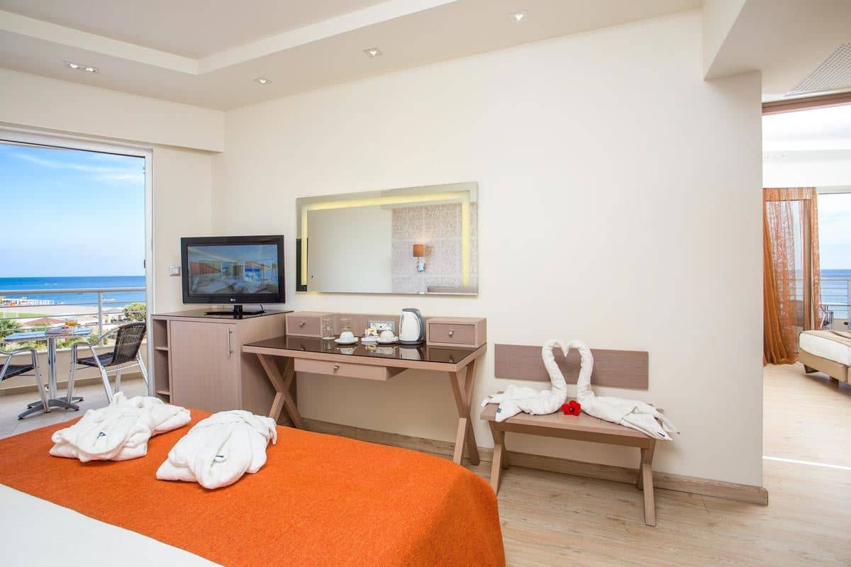 rooms-deluxe-family-room-sea-view