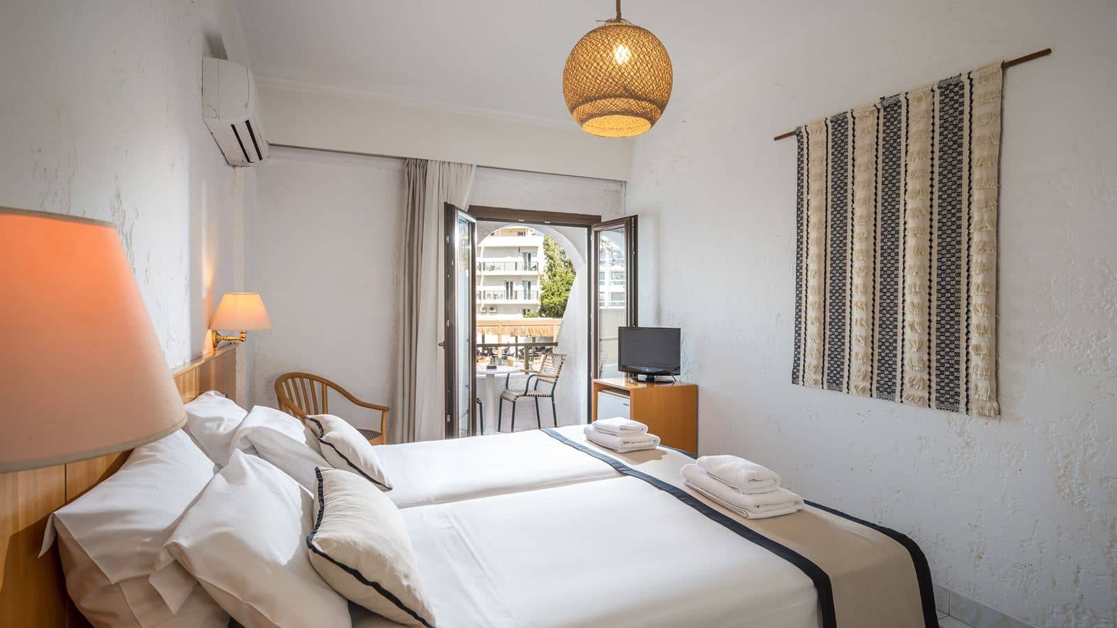 rooms-superior-room