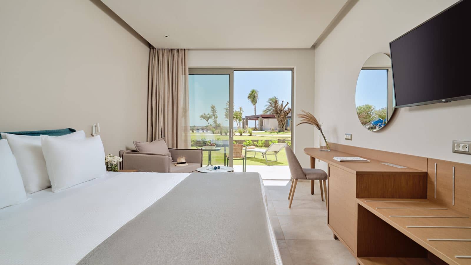 rooms-double-room-pool-view