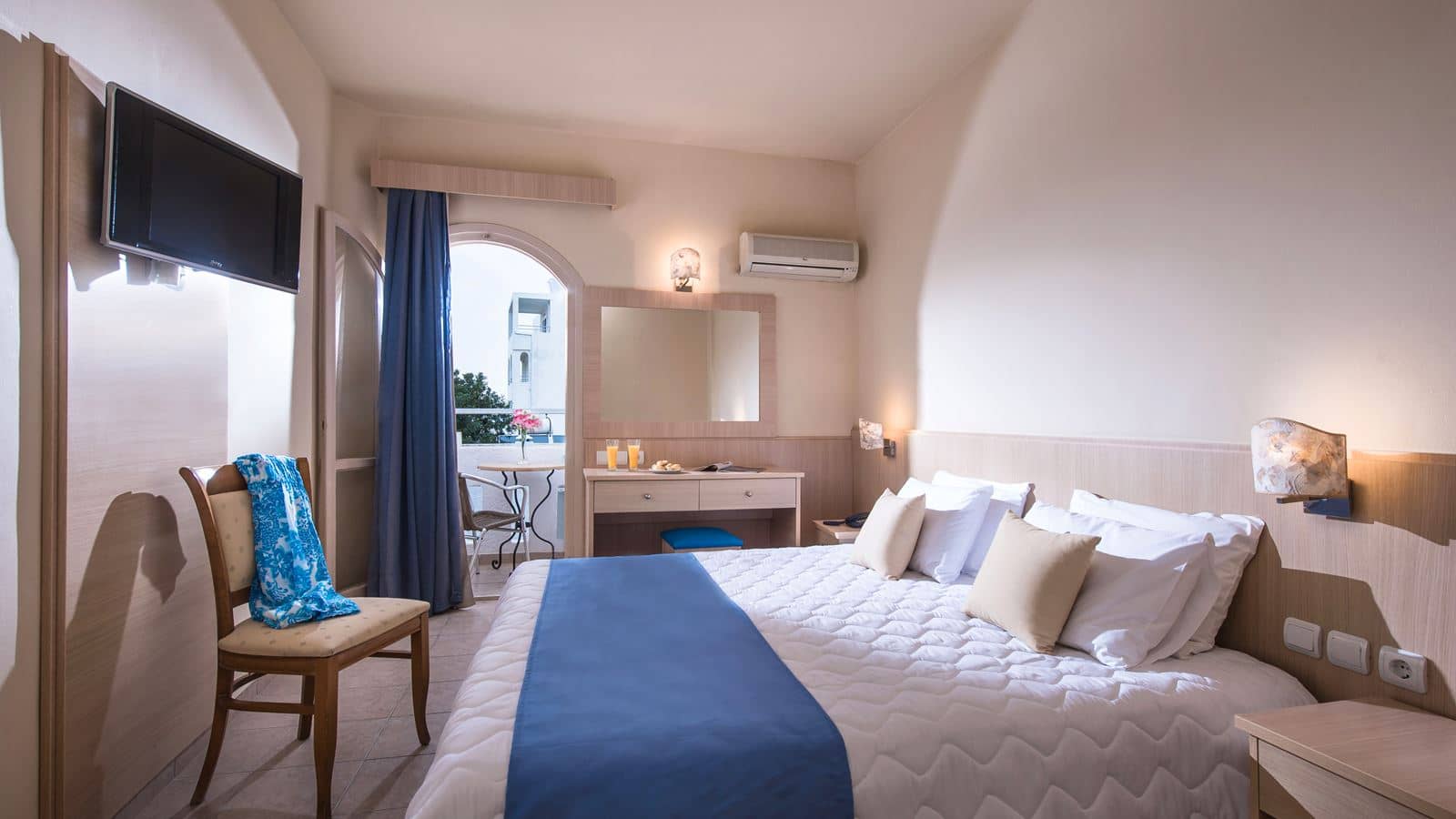 rooms-double-room-pool-view