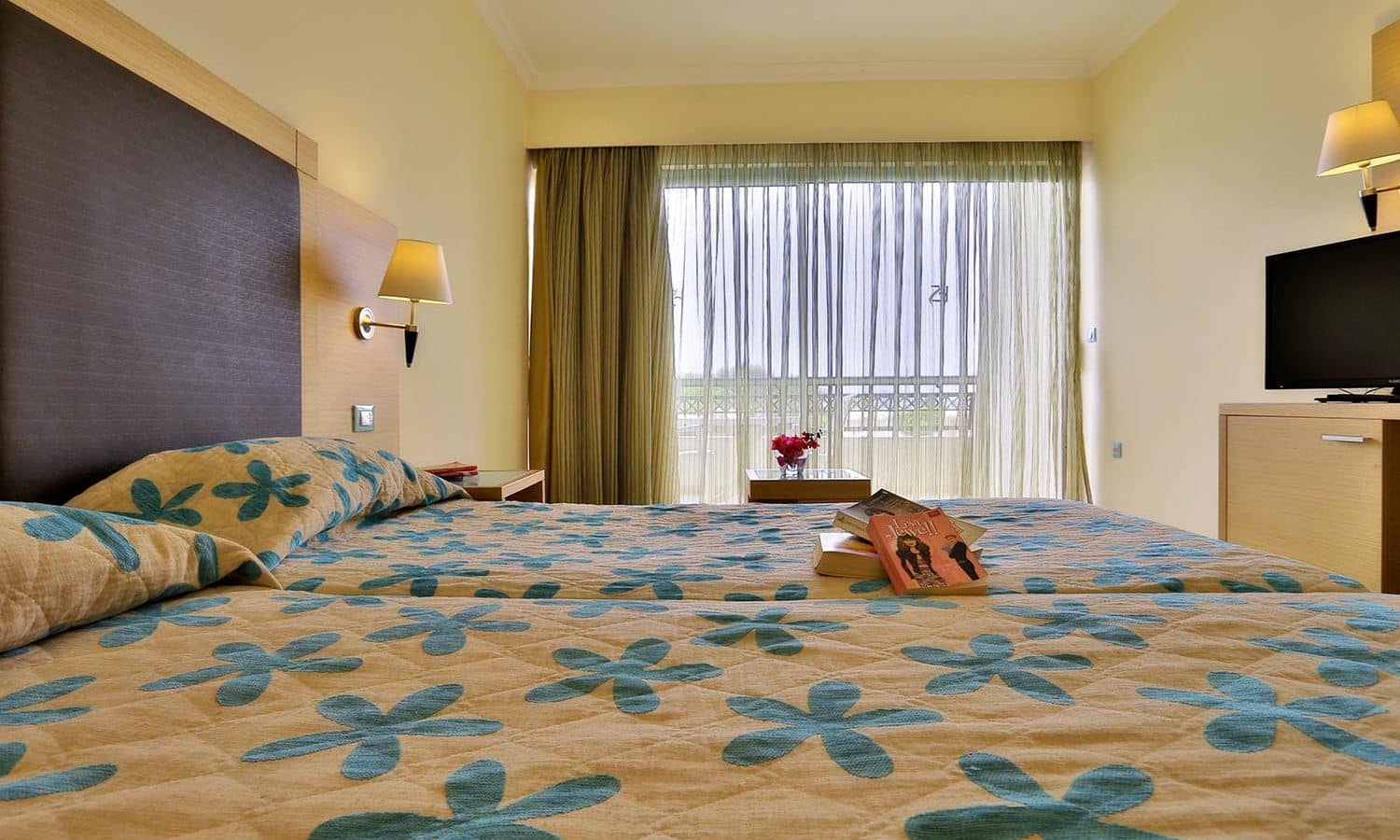 rooms-double-room-garden-view--pool-view