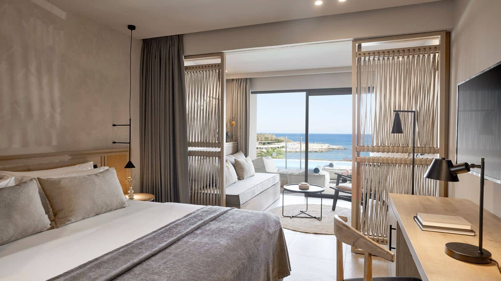 rooms-open-plan-suite-swim-up