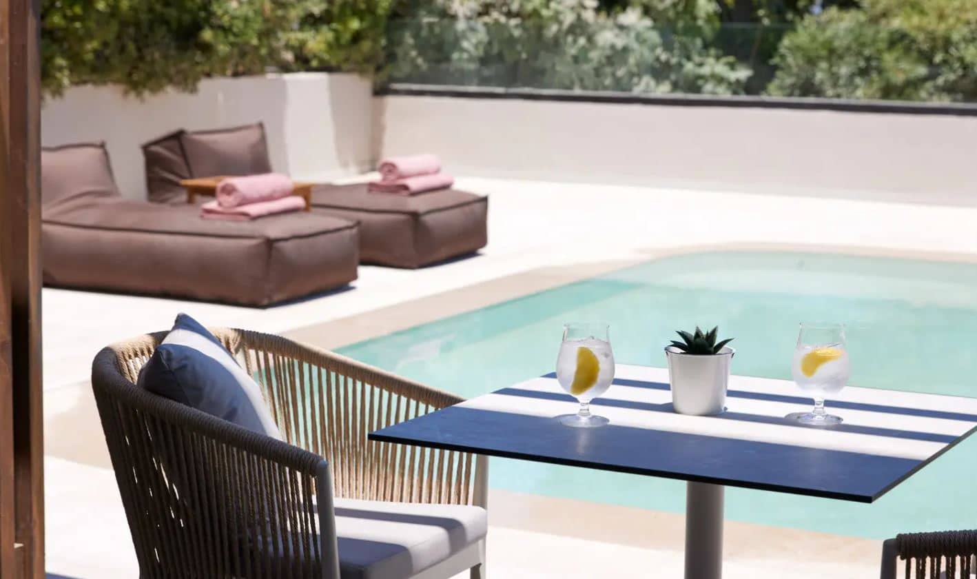rooms-junior-suite-pool-viewsharing-pool