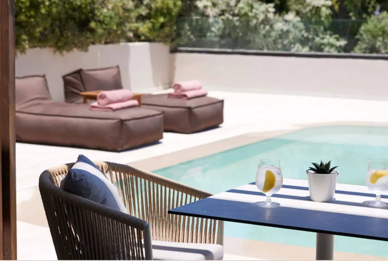 rooms-deluxe-pool-view-sharing-pool