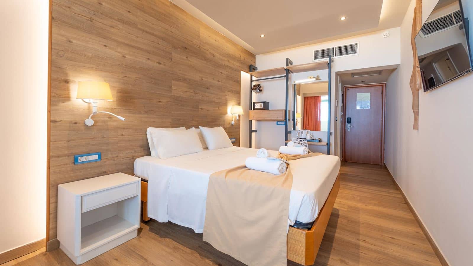 rooms-room-cityview-balcony-or-terrace